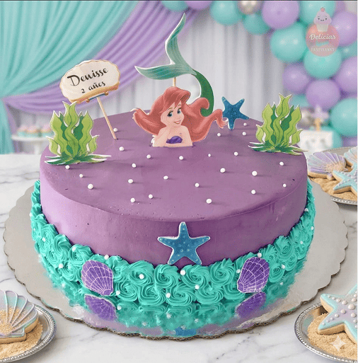 Pastel de cumpleaños decorado con rosas